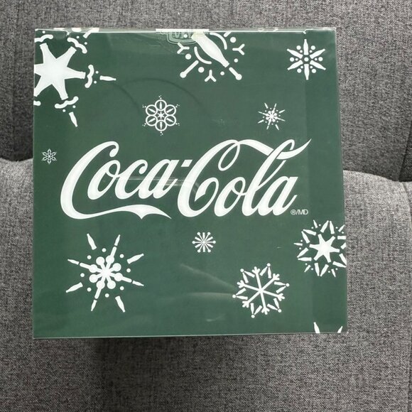 M2 Machines Coca-Cola 1971 Chevrolet Van Ornament 1:64 Holiday Edition - Picture 6 of 6